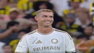 بسبب ورقة المدير الفني.. لقطة طريفة بين رونالدو ولاعب اتحاد جدة