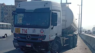 سيارة نقل تقتحم مسار الأتوبيس الترددي وتتسبب في تأخير الرحلات