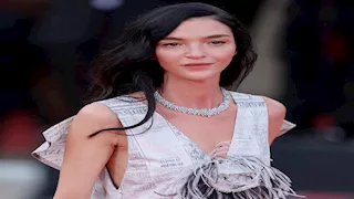 بعد ظهورها بفستان مستوحى من صفحات الجرائد في فينيسيا.. من هي ماريكارلا بوسكونو؟