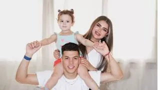 إمام عاشور يوجه رسالة خاصة لـ ابنته (صورة) 