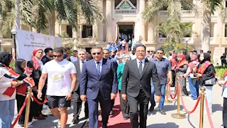 محافظ القليوبية ورئيس جامعة بنها يستقبلان شعلة أسبوع شباب الجامعات