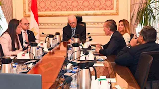 الحكومة تبحث مع أكبر بنك إيطالي زيادة الاستثمارات في مصر