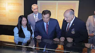 بالصور- جورج قرداحي يستكشف تاريخ الإسكندرية داخل مكتبتها الشهيرة