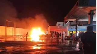 بجوار استراحة المحافظ.. السيطرة على حريق سيارة داخل محطة وقود بالفيوم