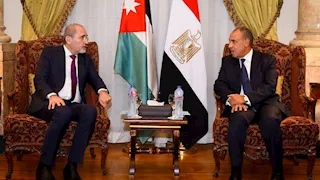 وزير الخارجية يلتقي نظيره الأردني ويبحثان تعزيز العلاقات الثنائية والتطورات الإقليمية