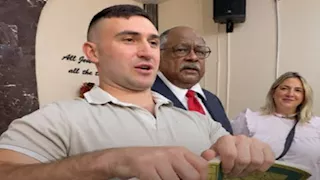 بعد إعفاء ترامب عنه.. ناشط أمريكي يمزق نسخة من القرآن الكريم في نيويورك