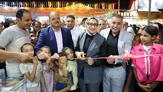 قبل الدراسة.. محافظ الوادي الجديد تفتتح أهلاً مدارس في الخارجة- صور