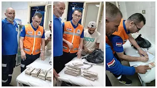 طاقم إسعاف يعثر على مبلغ كبير بحوزة مصاب ويسلمونه لأسرته
