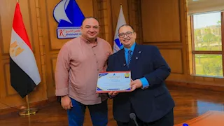 رئيس جامعة كفر الشيخ يكرم مراسل مصراوي 