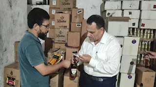 زوروا شعار المنطقة الحرة.. ضبط 5 آلاف زجاجة خمور مجهولة المصدر بالإسكندرية - صور
