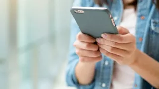 "شات على الموبايل وخرطوم كهرباء".. قصة مقتل قاصر على يد والدها في الوراق