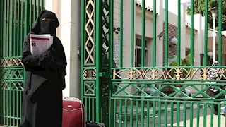 الحجاب اختياري.. "التعليم" تحسم الجدل حول ارتداء الطالبات النقاب داخل المدارس