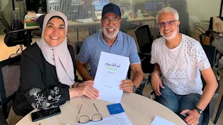 "دايبين في صوت الست".. مدحت العدل يوقع عقد تحويل مسرحية أم كلثوم لكتاب