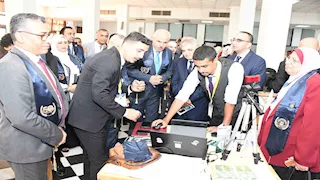 الفريق أسامة ربيع ورئيس جامعة قناة السويس يفتتحان معرض الابتكارات الطلابية 