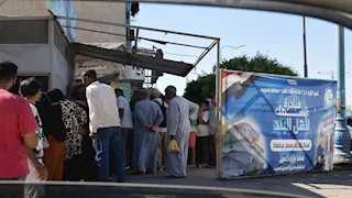 "انبسطوا وكلوا بألف هنا".. موقف مفاجئ من محافظ السويس مع سيدات داخل محل أسماك -صور