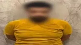 رفضت إعطاءه أموالا.. فيديو يكشف اعتداء عاطل على والدته والشرطة تضبطه