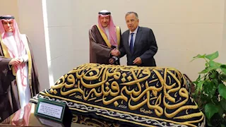 نبيل فهمي يتسلم قطعة من كسوة الكعبة هدية من السعودية للجامعة العربية
