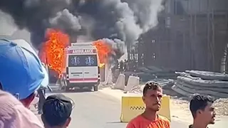 حريق يلتهم سيارة إسعاف أثناء سيرها في البدرشين.. ونجاة السائق والمسعف