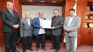 محافظ سوهاج يكرم مديرًا حوّل مدرسة عمرها 100 عام إلى لوحة فنية