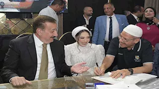 "وقف جنبها كأنه أبوها".. محافظ بورسعيد وكيلاً لعروس يتيمة في عقد قرانها - صور
