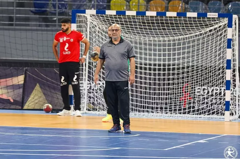 أزمة صحية مفاجئة لطارق محروس مدرب منتخب الناشئين