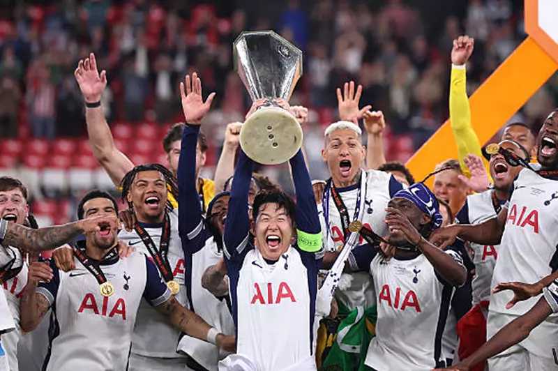 يويفا يعتذر بعد نفاد الميداليات في تتويج توتنهام