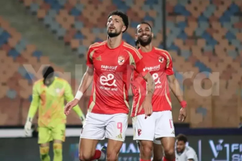 احتفال وسام أبو علي مع جماهير الأهلي بهدفه القاتل