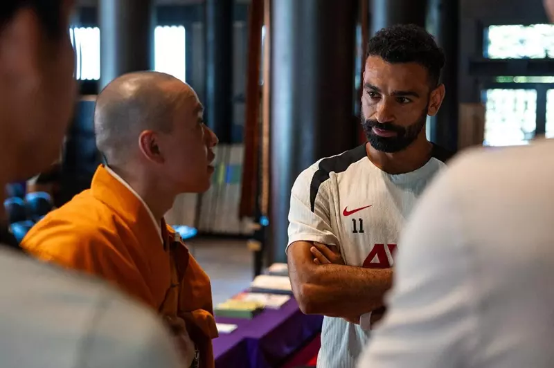 جلسة تأمل لصلاح وبعثة ليفربول في طوكيو (صور)