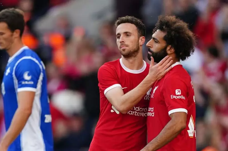 أول ظهور لـ محمد صلاح مع لاعبي ليفربول في تأبين جوتا