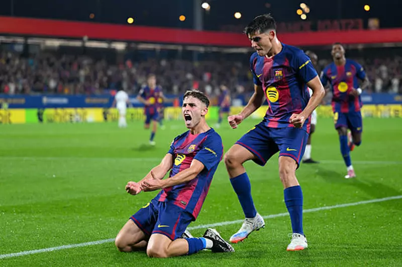 برشلونة يسحق فالنسيا بسداسية في الدوري الإسباني